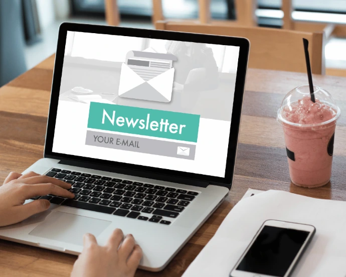 Ordinateur affichant une newsletter marketing par email
